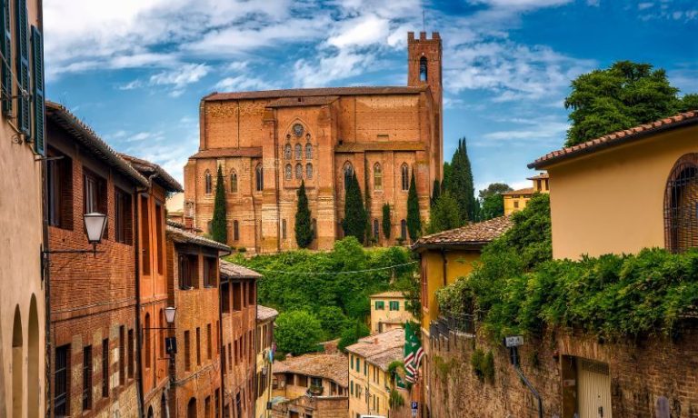 cobbled streets and ancient buildings seen on our walking tour of Sienna.