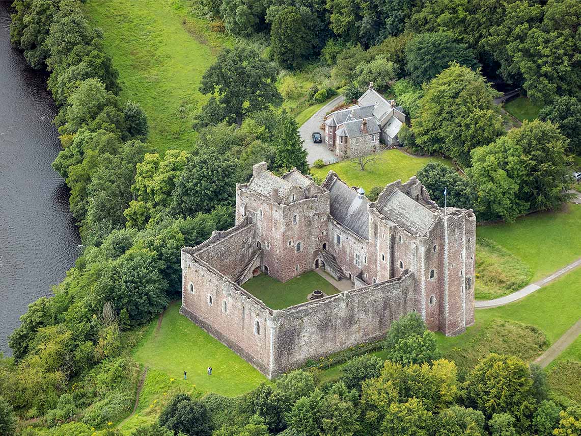 visit doune castle with your private guide - castle leoch in the outlander show.