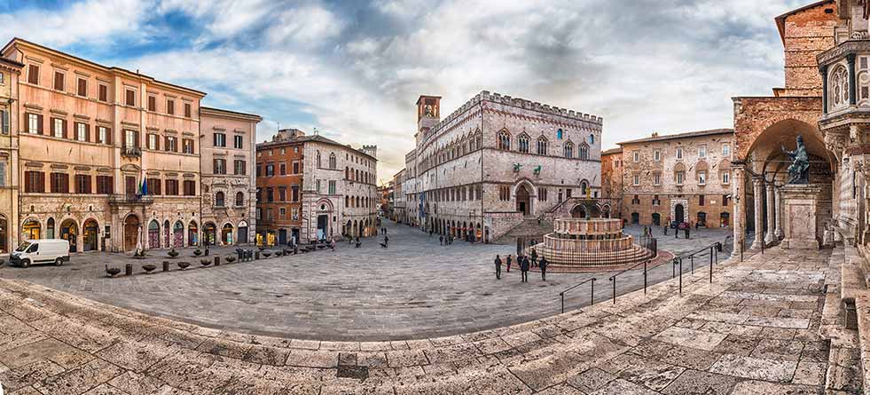 Tour guide and guests at Piazza IV Novembre, Perugia, Italy